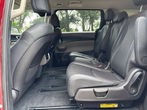Used 2026 Kia Carnival FWD image 28