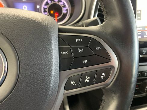 Used 2019 Jeep Cherokee Limited w/ Technology Group AWD/4WD image 38