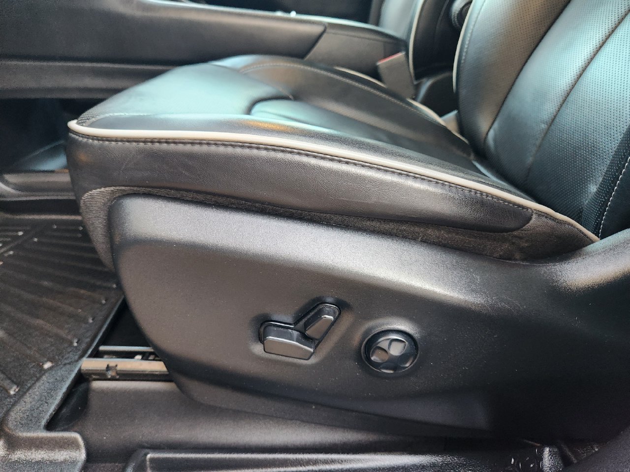 Used 2025 Chrysler Pacifica Limited FWD image 23