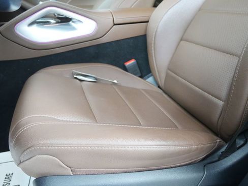 Used 2025 Mercedes-Benz GLS 450 4MATIC image 9