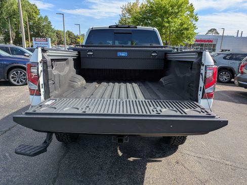 Used 2024 Nissan Titan PRO-4X AWD/4WD image 12