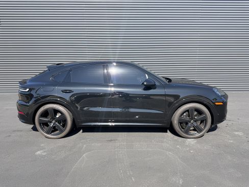 Certified 2025 Porsche Cayenne Turbo AWD/4WD image 8