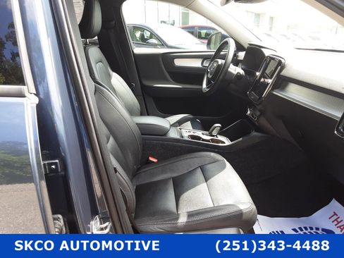 Used 2021 Volvo XC40 T4 Momentum image 13
