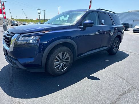 Used 2024 Nissan Pathfinder SV FWD image 3