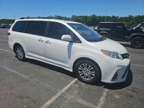 Used 2020 Toyota Sienna XLE w/ XLE Navigation Package FWD image 4