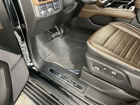 Used 2025 GMC Yukon Denali Ultimate AWD/4WD image 16