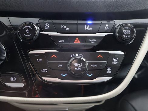 Used 2024 Chrysler Pacifica Touring-L image 46