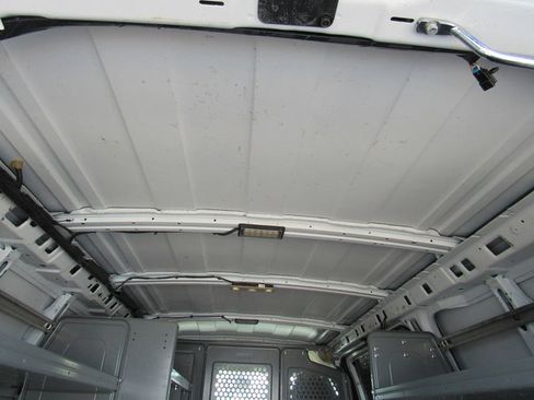 Used 2015 Chevrolet Express 2500 RWD image 25