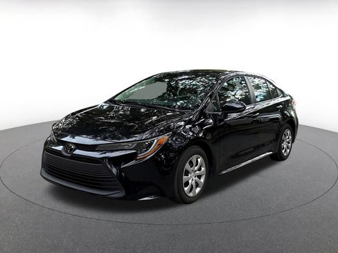 Used 2025 Toyota Corolla LE FWD image 4