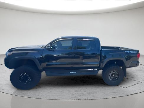 Used 2019 Toyota Tacoma TRD Off-Road w/ Technology Package AWD/4WD image 4