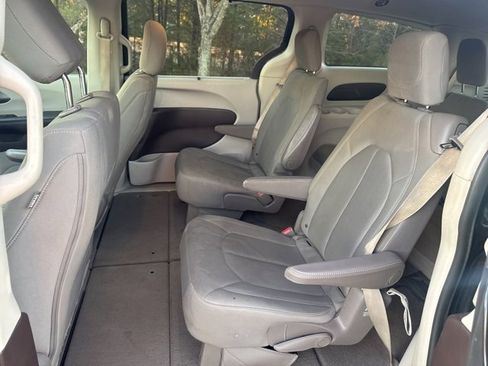 Used 2018 Chrysler Pacifica Touring Plus image 11