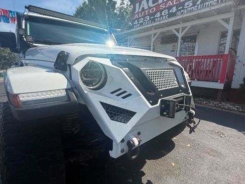 Used 2018 Jeep Wrangler Unlimited Sahara AWD/4WD image 16