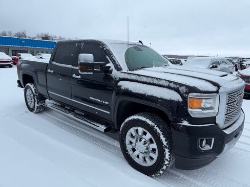 Used 2019 GMC Sierra 2500 Denali w/ Duramax Plus Package image 3
