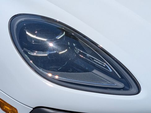 Certified 2025 Porsche Macan AWD/4WD image 33