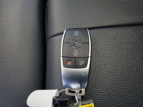 Used 2021 Mercedes-Benz GLB 250 4MATIC w/ Premium Package image 27