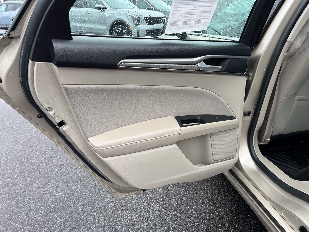 Used 2018 Ford Fusion SE FWD image 23