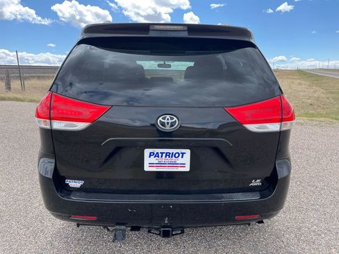 Used 2012 Toyota Sienna LE w/ Towing Pkg AWD/4WD image 4