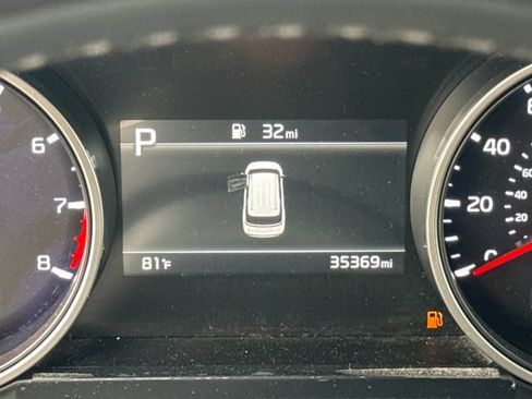 Used 2024 Kia Carnival LX FWD image 19