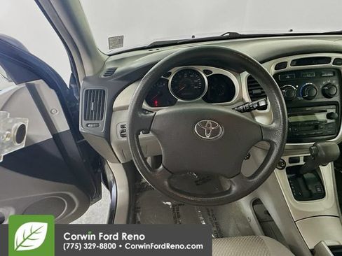 Used 2005 Toyota Highlander 4WD V6 w/ 3rd Row image 11