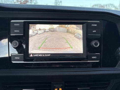 Used 2022 Volkswagen Jetta SE image 20