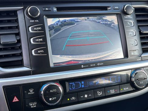 Used 2019 Toyota Highlander XLE AWD/4WD image 16