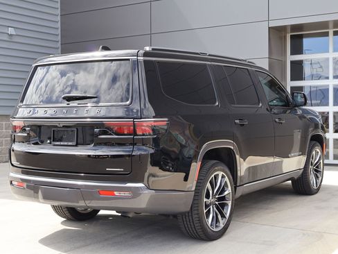 Used 2022 Jeep Wagoneer Series III w/ Premium Group I AWD/4WD image 5