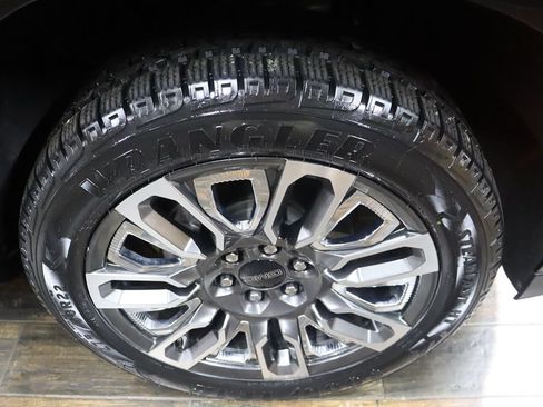 Used 2023 GMC Yukon Denali Ultimate AWD/4WD image 34