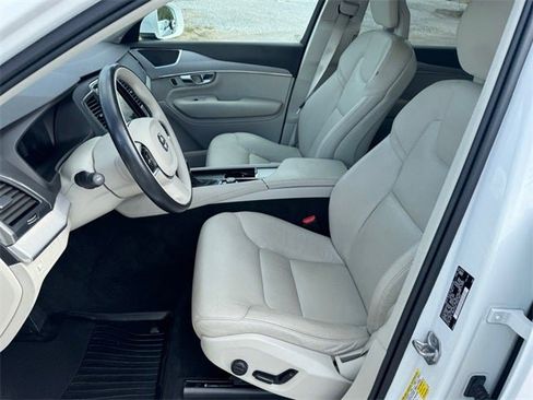 Used 2021 Volvo XC90 T5 Momentum w/ Climate Package image 9