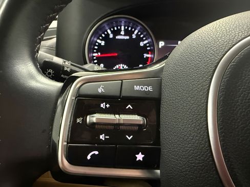 Used 2024 Kia Carnival LX FWD image 17