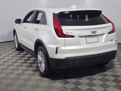 Used 2024 Cadillac XT4 Luxury w/ Cold Weather Package image 5