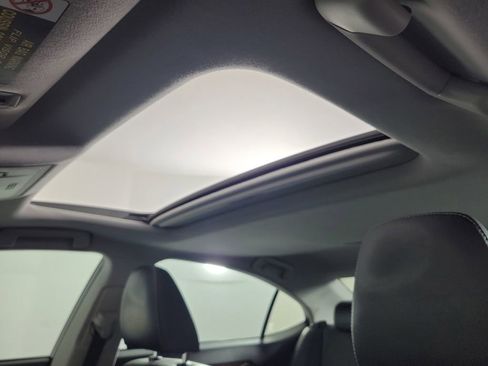 Used 2018 Lexus ES 350 350 w/ Luxury Package w/Wood Trim image 16