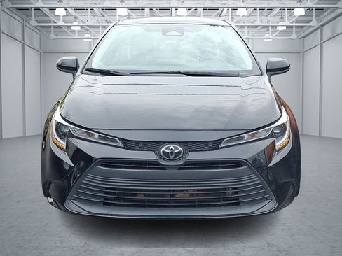 Used 2023 Toyota Corolla LE image 2