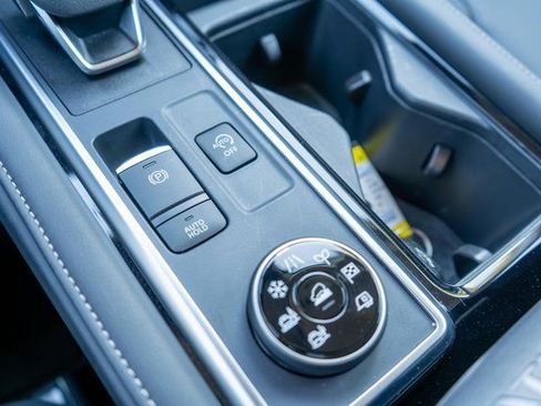 Certified 2025 Nissan Pathfinder SL image 32