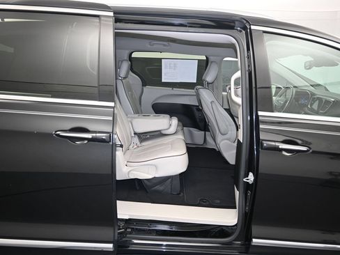 Used 2017 Chrysler Pacifica Limited w/ UConnect Theater Package FWD image 26