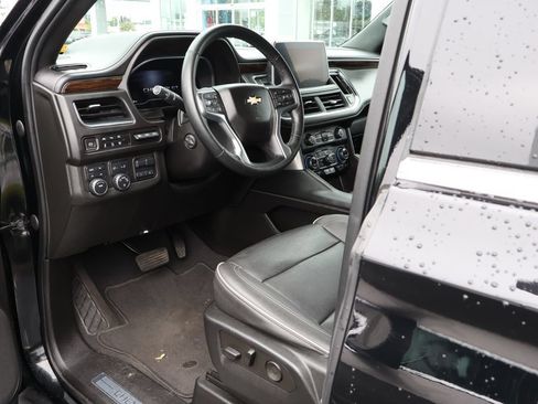 Used 2023 Chevrolet Suburban Premier w/ Premium Package AWD/4WD image 11