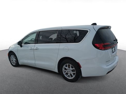 Used 2023 Chrysler Pacifica Touring-L image 6