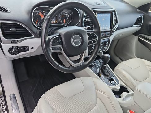 Used 2019 Jeep Cherokee Limited w/ Technology Group AWD/4WD image 2
