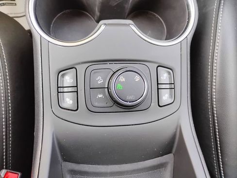 Used 2024 GMC Terrain SLT image 25