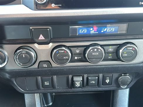 Used 2022 Toyota Tacoma TRD Off-Road AWD/4WD image 26