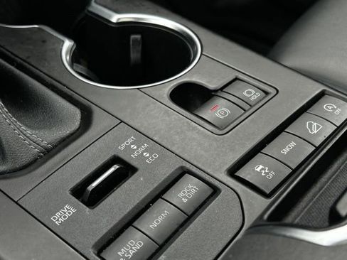 Used 2022 Toyota Highlander XLE image 52