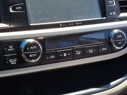 Used 2019 Toyota Highlander XLE FWD image 14