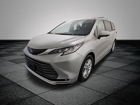 Used 2024 Toyota Sienna Limited image 3