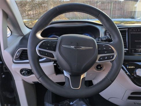 Used 2023 Chrysler Pacifica Touring-L image 28