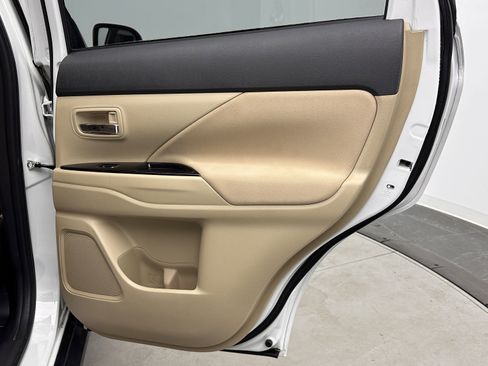 Used 2016 Mitsubishi Outlander SE image 27