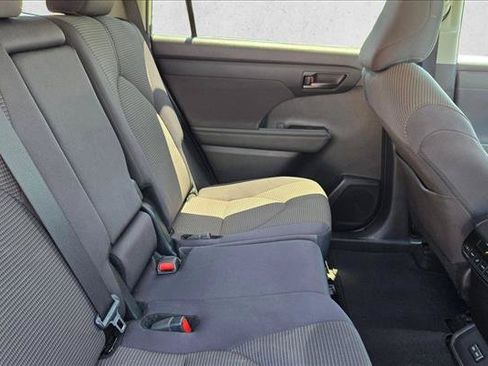Used 2024 Toyota Highlander LE AWD/4WD image 19