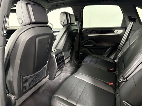Certified 2025 Porsche Cayenne image 26