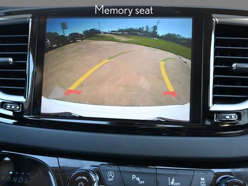 Used 2024 Chrysler Pacifica Touring-L image 16