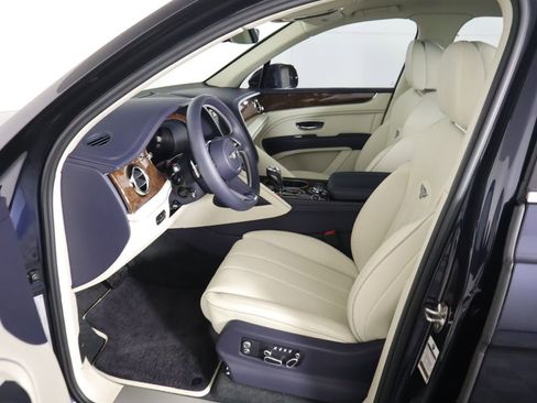 Used 2025 Bentley Bentayga V8 image 20