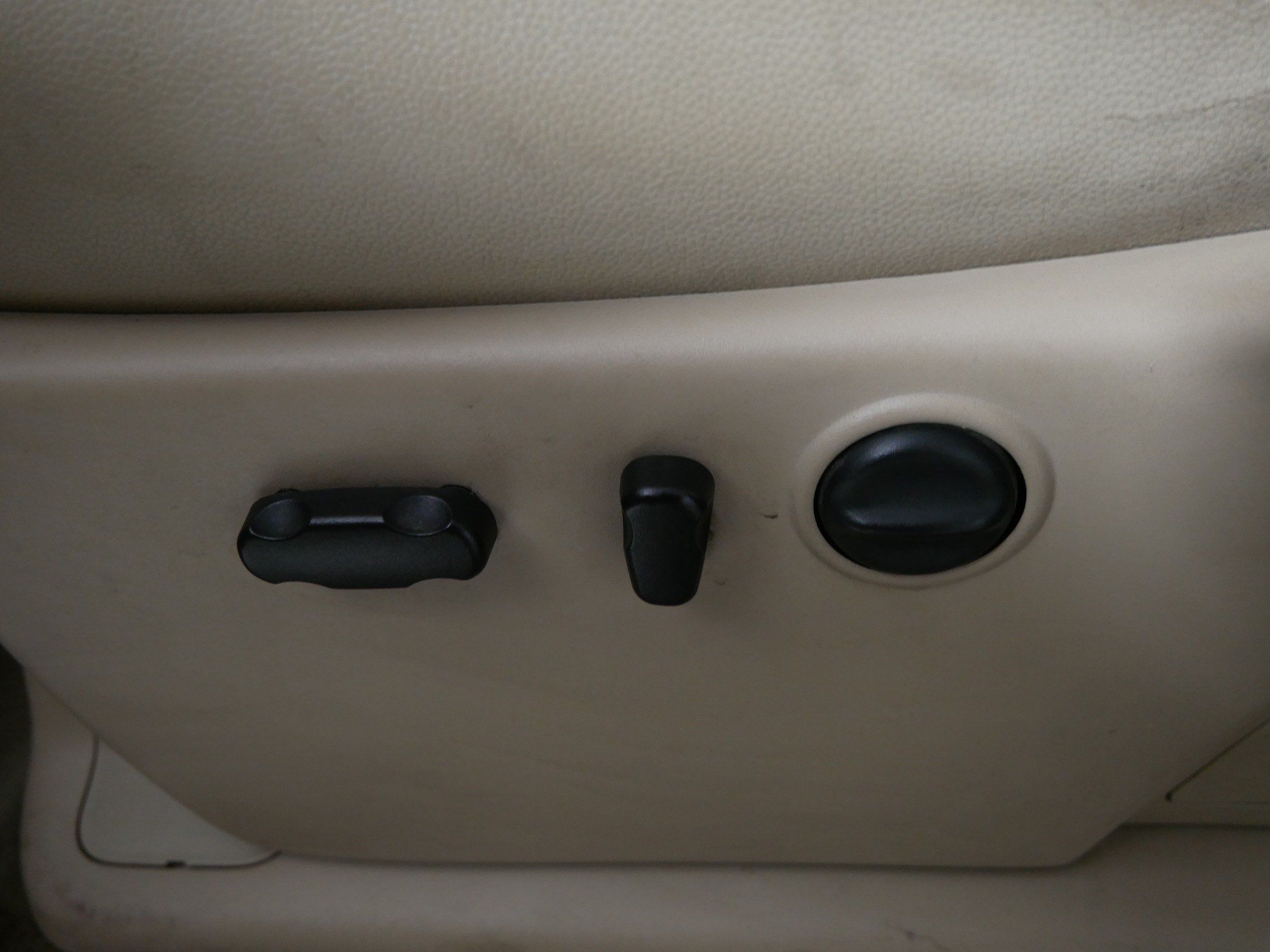 Used 2013 Chevrolet Silverado 1500 LTZ w/ LTZ White Diamond Edition AWD/4WD image 20