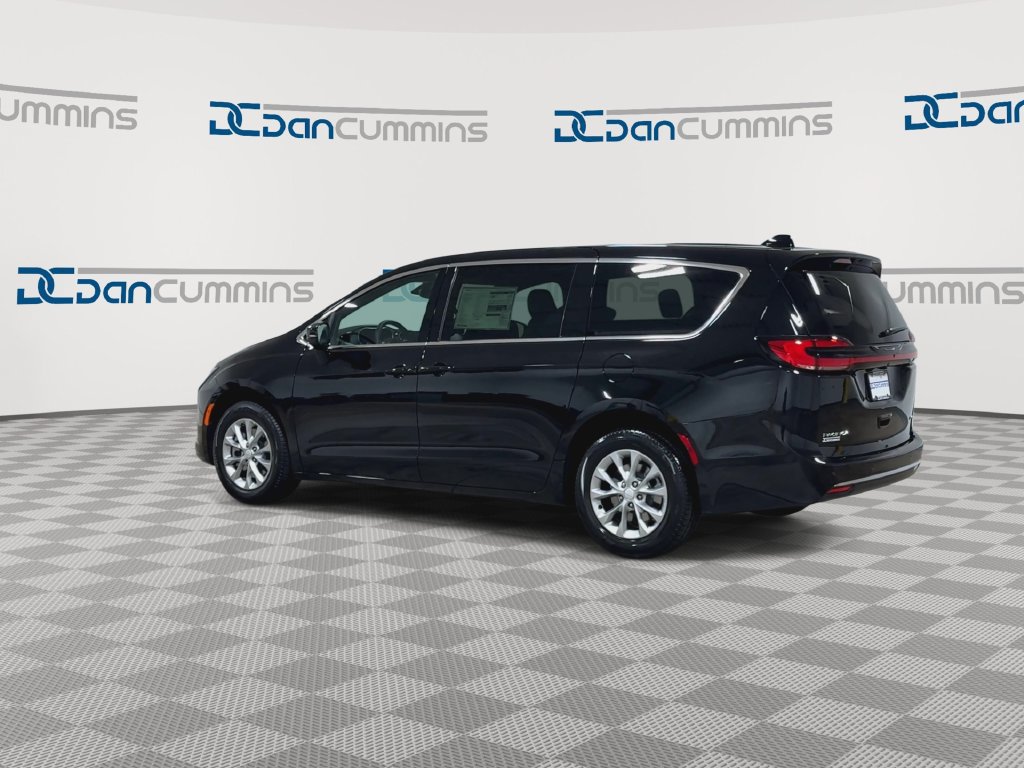 New 2027 Chrysler Pacifica Select w/ Family Tech Group AWD/4WD image 7